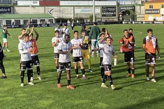 Los jugadores del Salamanca CF UDS celebran la victoria en O Vao