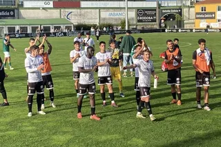 Los jugadores del Salamanca CF UDS celebran la victoria en O Vao