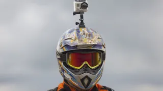 ¿Pueden multarte por llevar una cámara en el casco de la moto?
