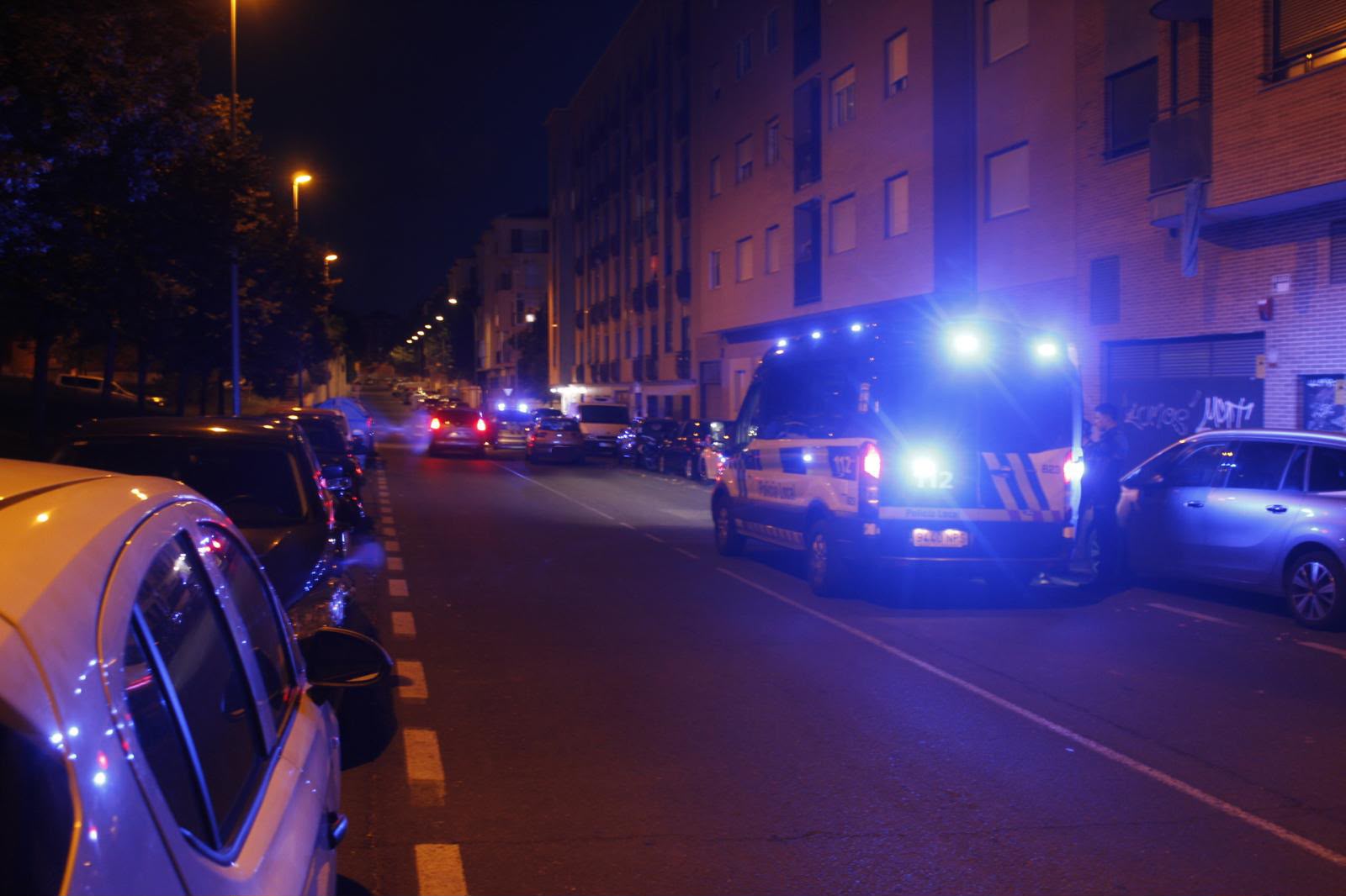 Polic&iacute;a Local Junto Al Veh&iacute;culo Causante Del Atropello En La Calle Poeta Jes&uacute;s Rasueros. Salamanca24horas