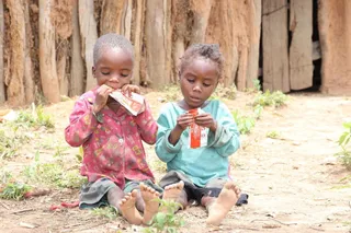 Kits energéticos, agua limpia o apadrinamientos, entre los regalos solidarios que proponen las ONG para estas navidades