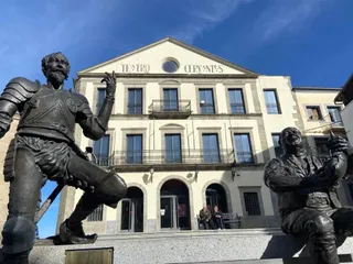 Teatro Cervantes de Béjar, junto a la calle Mayor - Foto de archivo