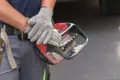 Un trabajador sostiene una herramienta