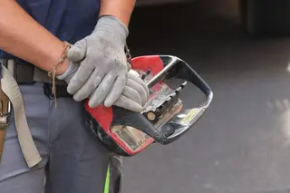 Un trabajador sostiene una herramienta