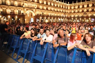 GALERÍA | Yves V, el DJ de trayectoria internacional, revoluciona la Plaza Mayor antes del concierto de Brian Cross