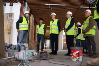 Carlos García Carbayo, visita las obras de construcción de la nueva biblioteca municipal Carmen Martín Gaite