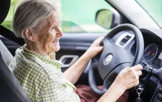 Una mujer de la tercera edad al volante. Foto DGT