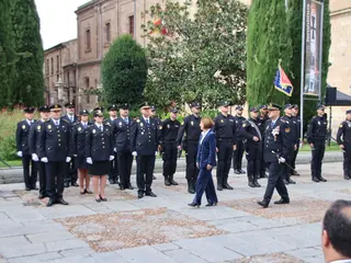  La Policía Nacional de Salamanca viste de gala la plaza de Anaya en su día grande