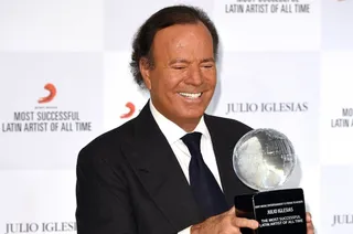 Julio Iglesias recibiendo un premio | Europa Press