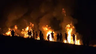 El incendio de Veguellina arrasa 1.330 hectáreas y mantiene desalojados tres pueblos del Bierzo