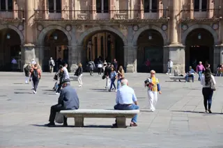 Gente paseando por las calles de Salamanca | Foto de archivo