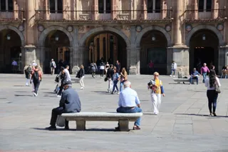 Gente paseando por las calles de Salamanca | Foto de archivo