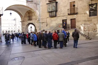 Turistas junto a la Plaza Mayor