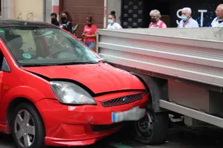 Accidente de un coche y una camioneta en la calle Pérez Oliva
