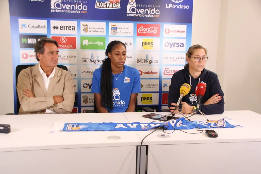 Presentación de Khaidijiah Cave como jugadora del Perfumerías Avenida