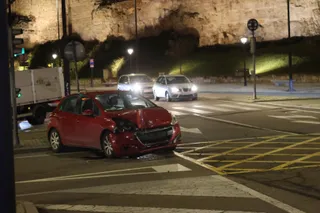Turismo accidentado en el cruce avenida Reyes de España | Mateo G. J.