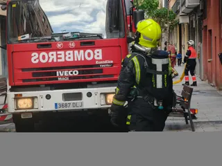 Los bomberos actuando en el incendio de una vivienda en Salamanca capital | Anass Álvarez