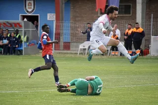 Javi Navas salta por encima del portero del Real Ávila FOTO SALAMANCA CF UDS