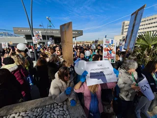 Las TCAEs de Salamanca se concentran a las puertas del hospital de Salamanca