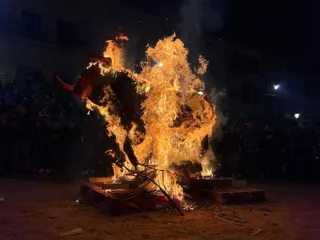 GALERÍA | Pasacalles con la quema del toro de cenizos y petición de cenizos en Ciudad Rodrigo. Fotos: Verónica Tapia