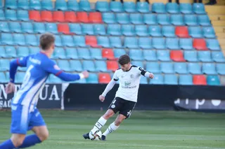 Amaro da un pase ante el Real Avilés / FOTO SALAMANCA24HORAS.COM