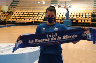 Mia Masic con la bufanda de Perfumerías Avenida / FOTO SALAMANCA24HORAS.COM