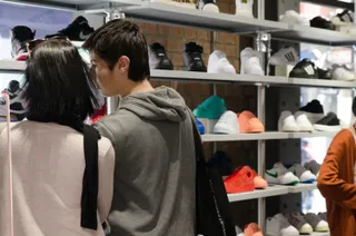 Tienda de zapatos, compras, compra, gente comprando, precio, precios, consumo, IPC