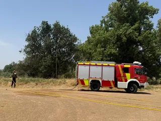 Un incendio junto a los huertos urbanos moviliza varias dotaciones de los bomberos de Salamanca