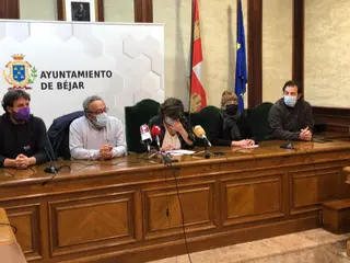 Elena Martín, en el centro de la imagen, durante su comparecencia para presentar su dimisión como alcaldesa de Béjar. Foto: SALAMANCA24HORAS.