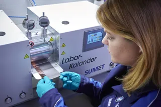 Una trabajadora del Centro de Competencia de Alta Tecnología de BMW. Foto de archivo