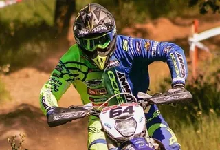 Santolino compite con el equipo Sherco en una carrera de enduro de 12 horas en Bélgica