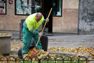 Un trabajador de la empresaria concesionaria de parques y jardines | Foto: s24h