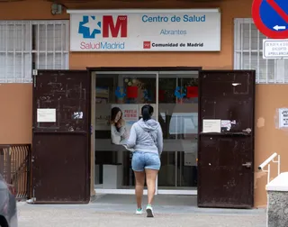 Una mujer entra en un centro de salud