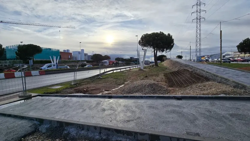 Pasarela peatonal en Carbajosa sobre la Ronda Sur (4).jpg