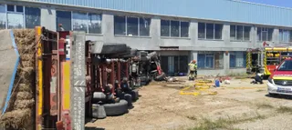 Choque de un camionero contra una nave en la N 620 (2)