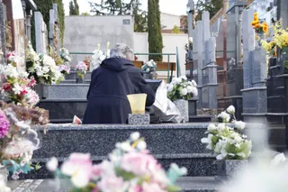 Gente visitando las tumbas de sus familiares en el cementerio de Salamanca | Foto de archivo
