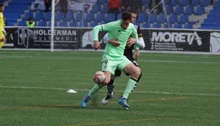Ewan Urain protege el balón ante Piña | FOTO SALAMANCA24HORAS.COM