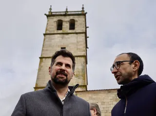 El secretario general del PSOE de Castilla y León, Luis Tudanca junto con el secretario general del PSOE de Salamanca, David Serrada en Vitigudino. Foto de David Arranz / ICAL