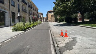 Restos de la señal contra la que impactó el conductor que perdió el control de su vehículo en la calle San Pablo | Belén Hurtado