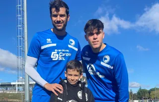 De la Nava e Iñaki, con un canterano durante un entrenamiento del primer equipo de Unionistas
