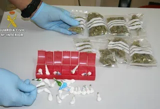 Tres detenidos y desmantelados dos puntos de venta de droga en León y Navatejera