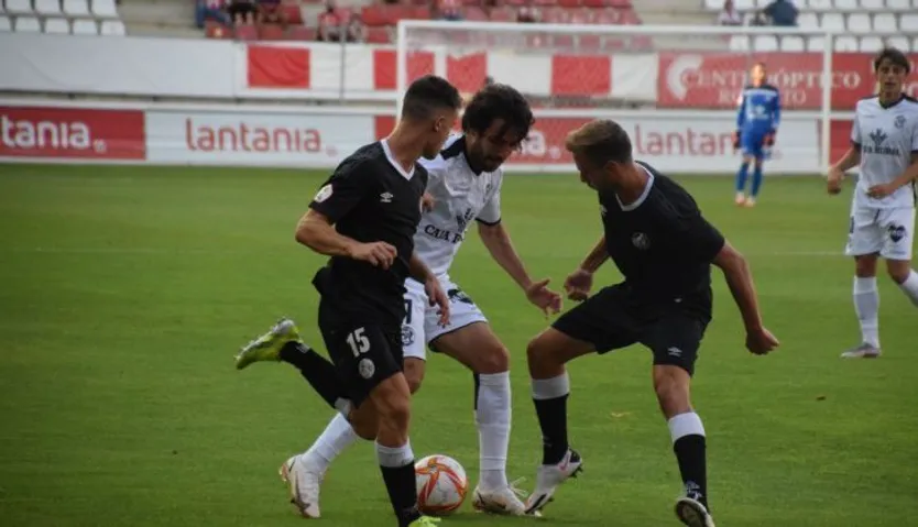 Javi Navas trata de zafarse de dos defensores