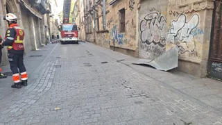 Los Bomberos y la Policía Local de Salamanca retiran una chapa en riesgo de caída en la calle Consuelo