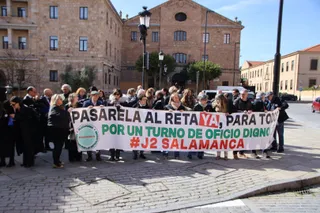 Concentración mutualistas ante la sede del PSOE