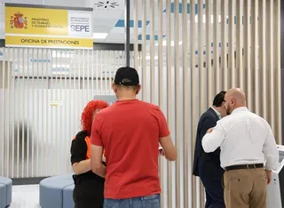 Varias personas en una oficina de empleo | Marta Fernández Jara | Europa Press