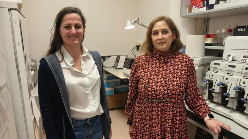 Sandra Blanco y Encarna Fermiñán con la nueva tecnología adquirida
