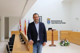 David Mingo, alcalde de Santa Marta de Tormes, en el Salón de Plenos del Ayuntamiento de la localidad