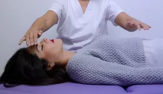 Beatriz Rivas, terapeuta, en una sesión de Reiki. Foto Centro Kelaia Bio