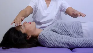 Beatriz Rivas, terapeuta, en una sesión de Reiki. Foto Centro Kelaia Bio