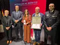 Los dos vecinos de Guijuelo posan con sus reconocimientos. AYTO GUIJUELO.